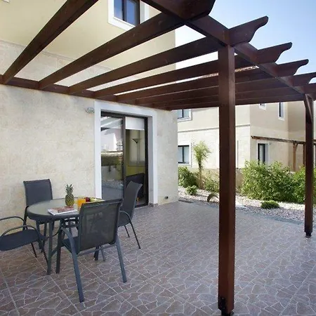 Townhouse Valentina “on Luxury Resort” باراليمني